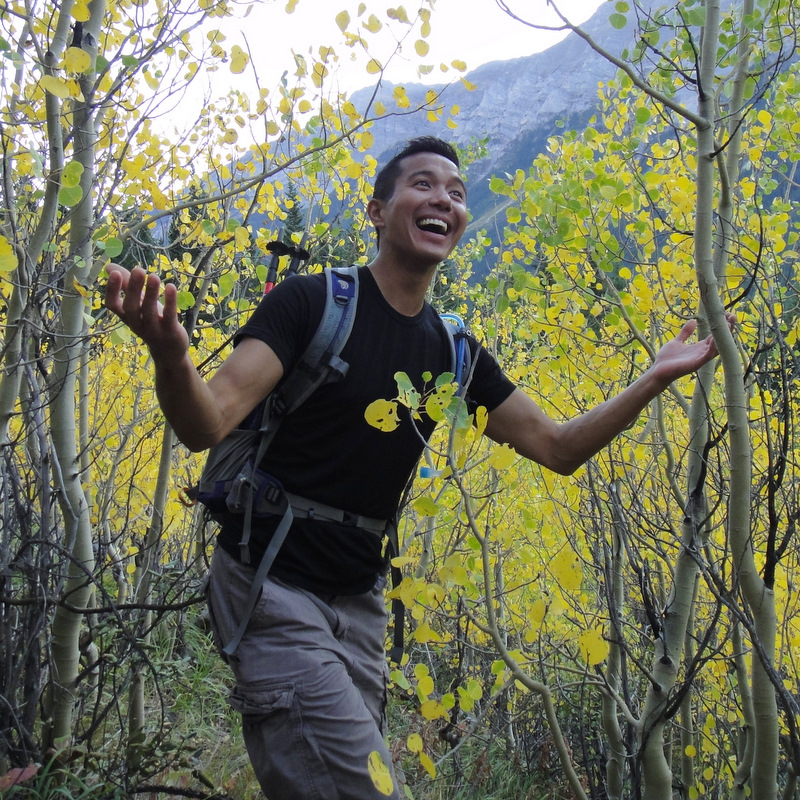 Omg, I'm hiking in the fall! It's so pretty... :)