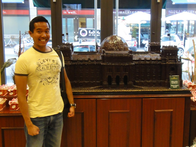 I found a chocolate Reichstag at Gendarmenmarkt!