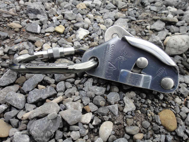 A grigri belaying device