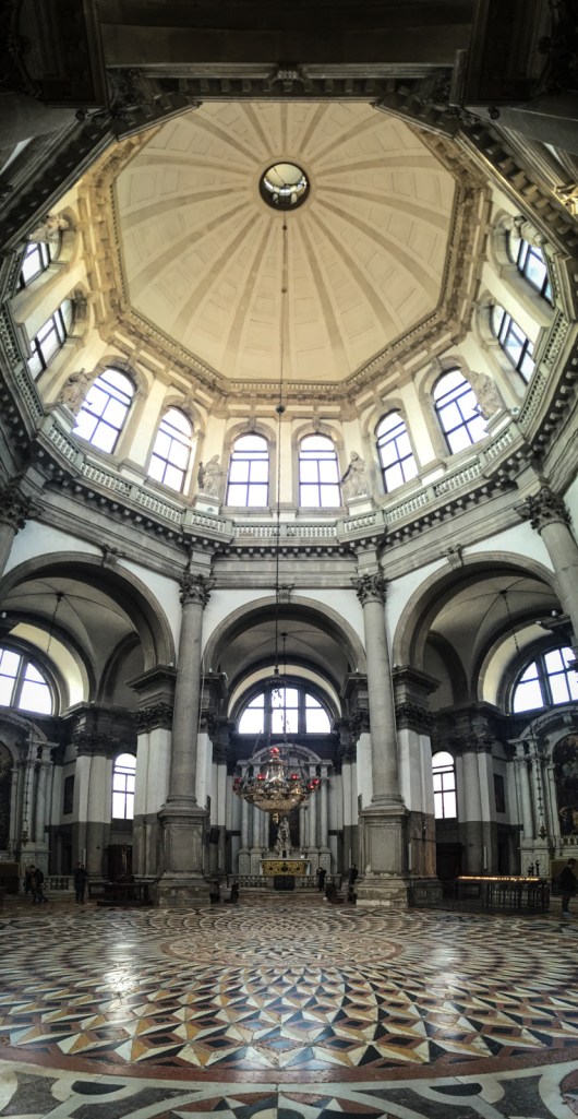 The dome inside Chiesa di Santa Maria delle Salute